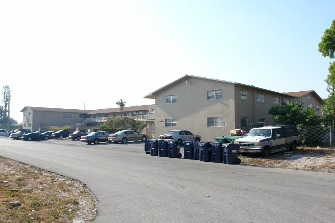 Westwood Apartments in Fort Lauderdale, FL - Building Photo