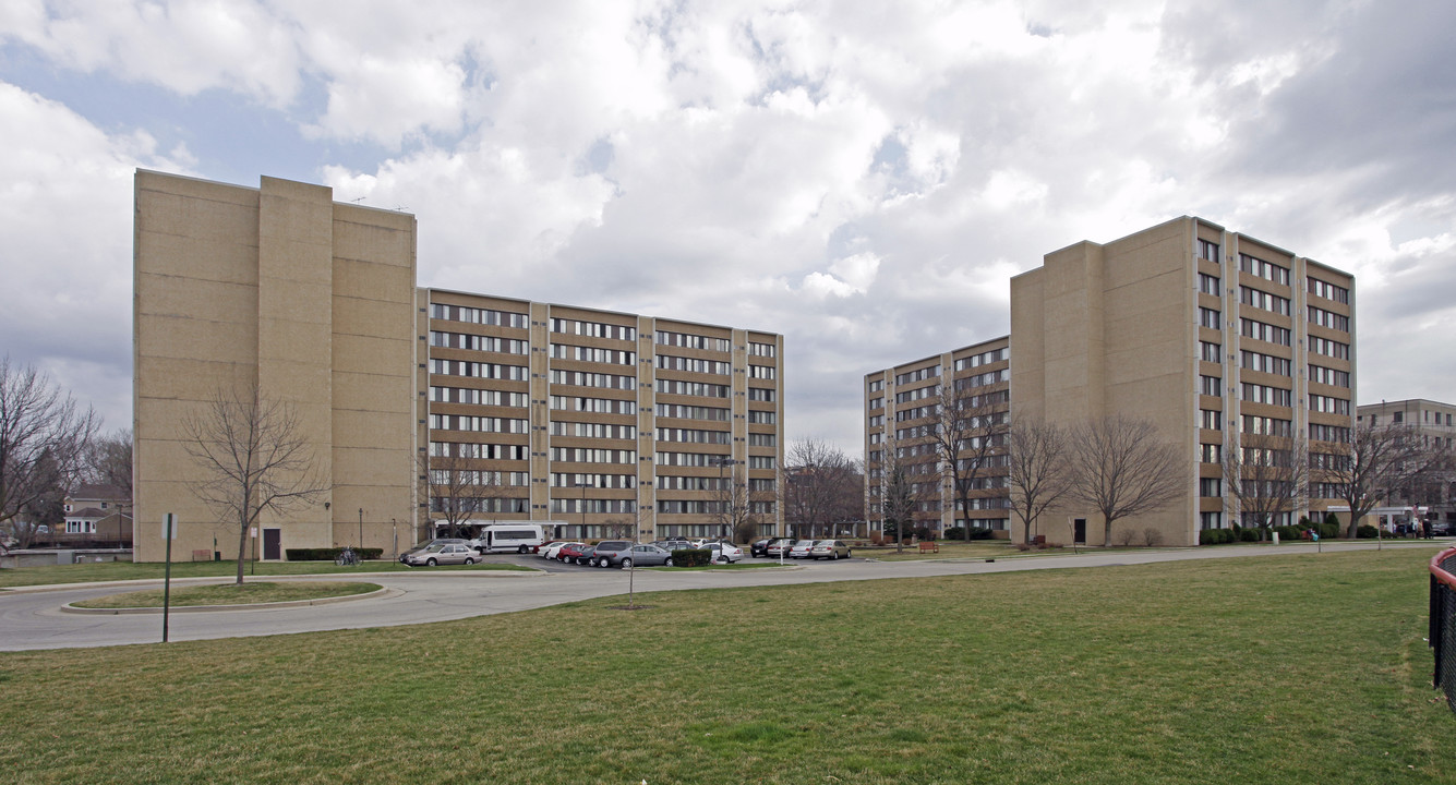 River Park I Apartments in Milwaukee, WI - Foto de edificio