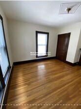 211 Holland St, Unit 2 in Somerville, MA - Foto de edificio - Building Photo