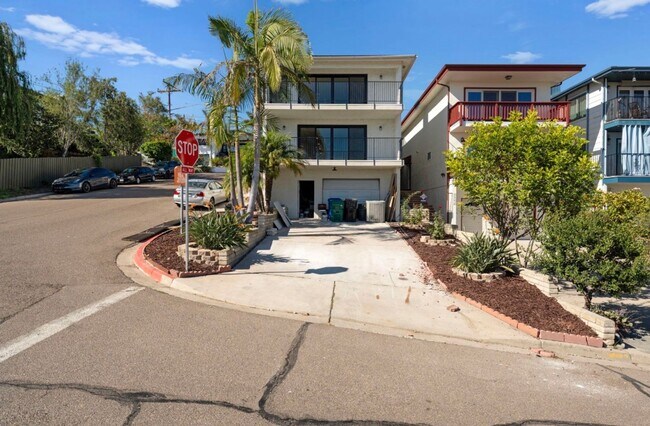 4889 Randall St in San Diego, CA - Building Photo - Building Photo
