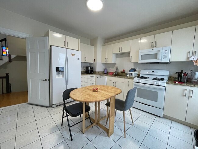 63 Fairbanks St, Unit 2 in Boston, MA - Building Photo - Building Photo