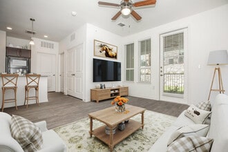 McKinney Falls Apartments- Income Restricted in Austin, TX - Foto de edificio - Building Photo