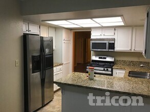 2020 Burnside Dr, Unit 210 in Sparks, NV - Foto de edificio - Building Photo