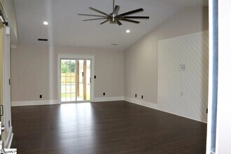 204 Golden Leaf Ln in Simpsonville, SC - Building Photo - Building Photo