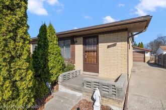 39622 University Dr in Sterling Heights, MI - Building Photo - Building Photo