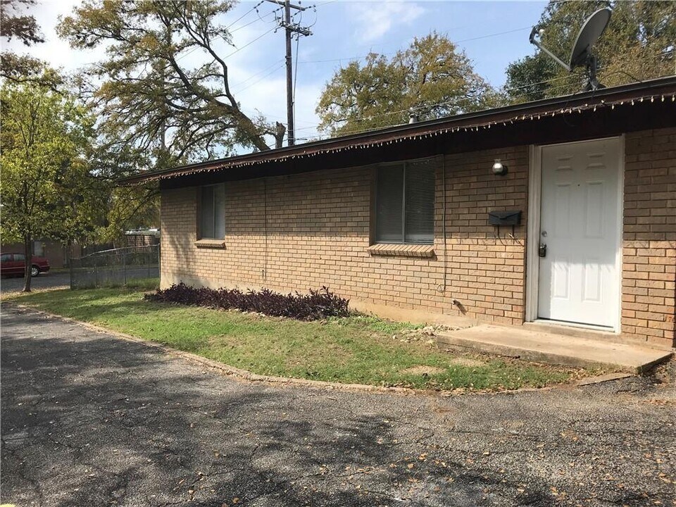 1706 Brittany Blvd in Austin, TX - Building Photo