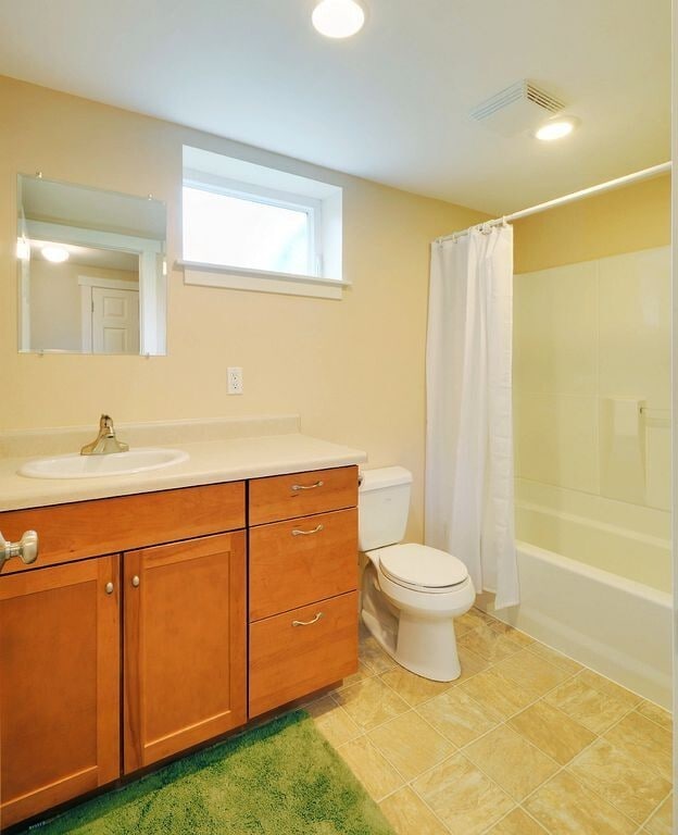 Remodeled Wedgewood Home! in Seattle, WA - Foto de edificio - Building Photo