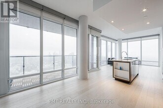 488 University Ave in Toronto, ON - Building Photo - Building Photo