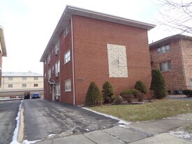 10533 Parkside Ave in Chicago Ridge, IL - Building Photo