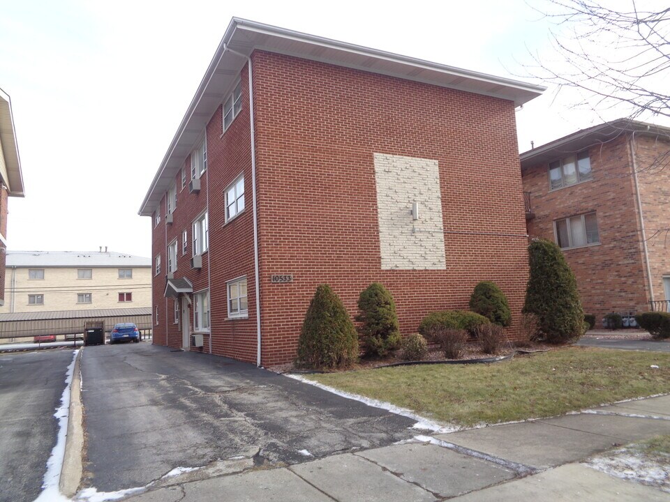 10533 Parkside Ave in Chicago Ridge, IL - Building Photo