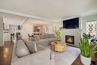 4445 N Frederick Ave in Shorewood, WI - Building Photo - Building Photo