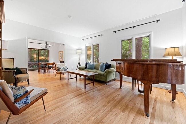 129 Ironwoods Dr in Chapel Hill, NC - Building Photo - Building Photo