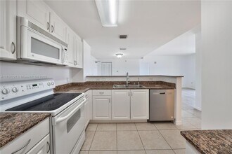 215 SW 42nd Ave, Unit 507 in Coral Gables, FL - Foto de edificio - Building Photo