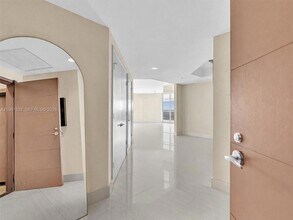 17301 Biscayne Blvd, Unit 2301 in Aventura, FL - Building Photo - Building Photo