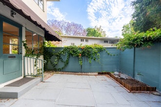 5161 Village Grn in Los Angeles, CA - Building Photo - Building Photo