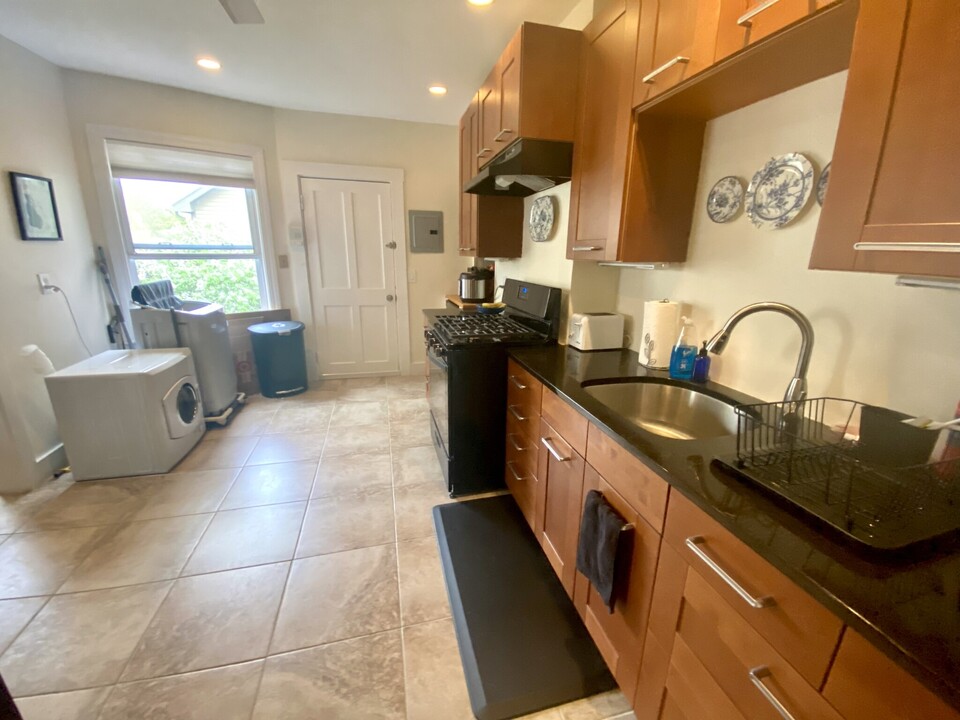 14 Fisk Pl, Unit 14 in Cambridge, MA - Building Photo