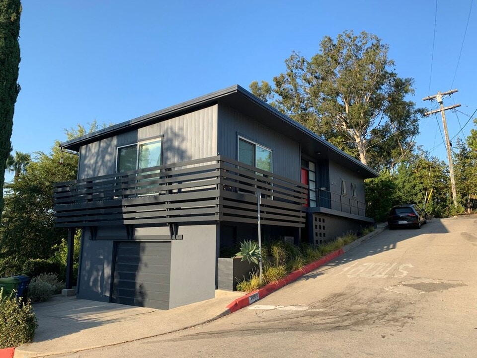 1600 Wildwood Dr in Los Angeles, CA - Building Photo