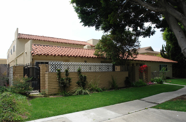 8162 La Paz Dr in Huntington Beach, CA - Building Photo - Building Photo