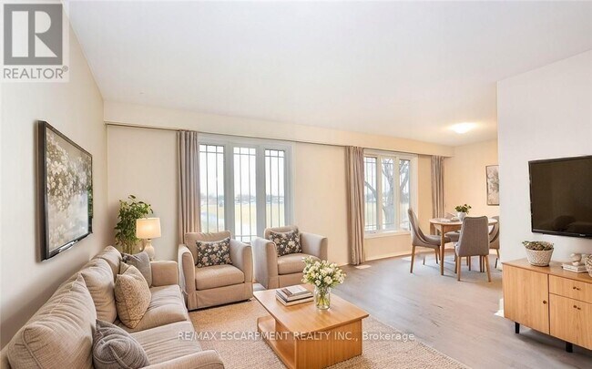 45 Edwina Pl in Hamilton, ON - Building Photo - Building Photo