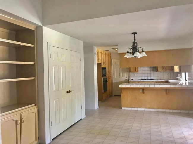 1697 W Locust Ave in Fresno, CA - Foto de edificio - Building Photo