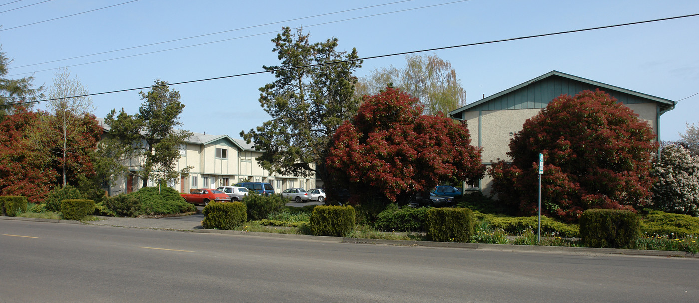 515 W Oak St in Lebanon, OR - Building Photo