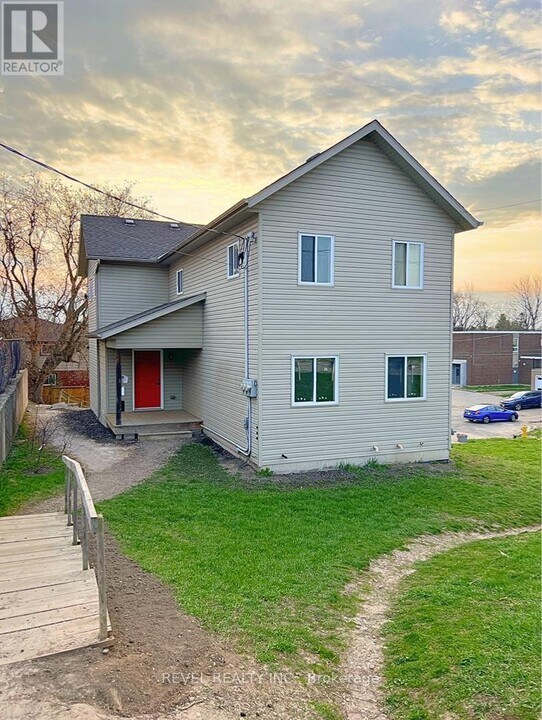 20-20 Puleston St in Brantford, ON - Building Photo