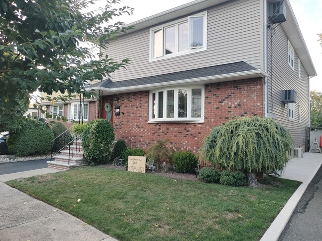 34 Hilton St, Unit 2 in Belleville, NJ - Foto de edificio - Building Photo