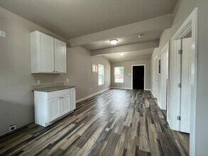 8109 Glider Ave in San Antonio, TX - Foto de edificio - Building Photo