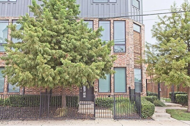 property at 1405 Bronson Ct