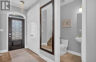 103 Beaveridge Ave in Oakville, ON - Building Photo - Building Photo