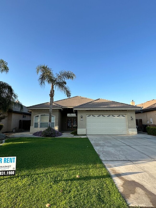 4 Bed, 2 Bath Home with Pool in Southwest Bakersfield in Bakersfield, CA - Building Photo - Building Photo