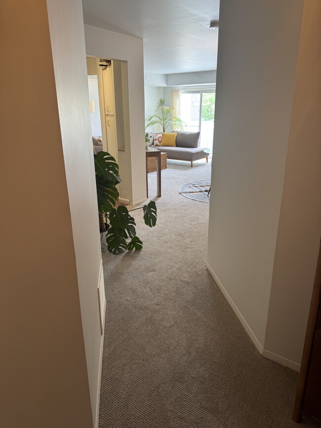 2205 S Huron Pky, Unit 4 in Ann Arbor, MI - Foto de edificio - Building Photo