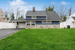 196 Willowood Dr in Wantagh, NY - Building Photo
