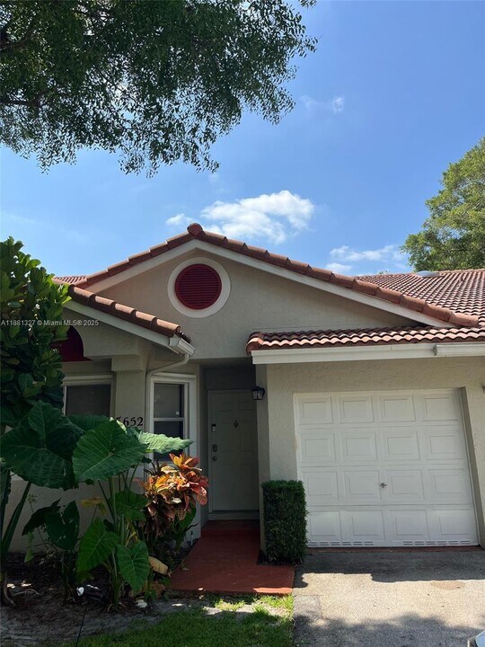 7652 Pinewalk Dr S in Margate, FL - Building Photo