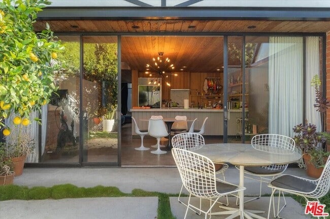 1570 La Baig Ave in Los Angeles, CA - Building Photo - Building Photo