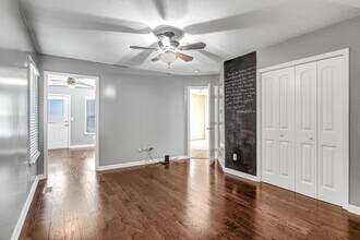 5820 Lake Erie Dr in Louisville, KY - Building Photo - Building Photo