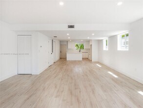 2039 NE 172nd St in North Miami Beach, FL - Building Photo - Building Photo