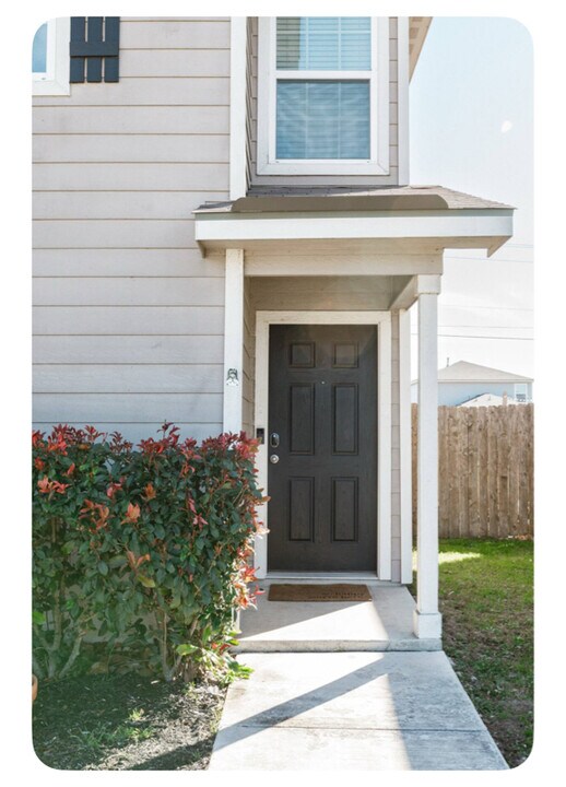 7245 Turnbow in San Antonio, TX - Building Photo
