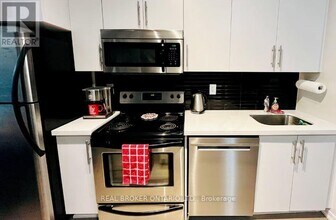 65 Bremner Blvd in Toronto, ON - Building Photo - Building Photo