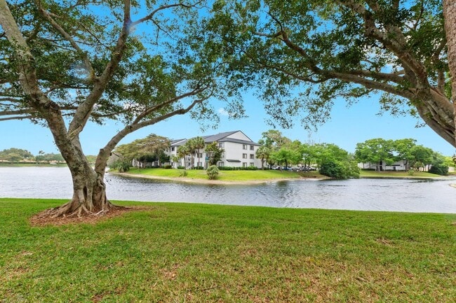 5380 Cedar Lake Dr, Unit 304 in Boynton Beach, FL - Building Photo - Building Photo
