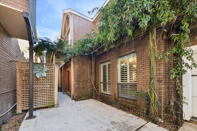 1524 Nantucket Dr in Houston, TX - Building Photo - Building Photo