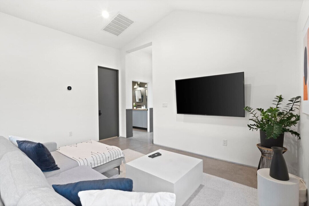 2330 N 12th St in Phoenix, AZ - Building Photo