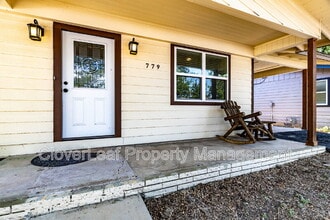 779 W Coll St in New Braunfels, TX - Building Photo - Building Photo