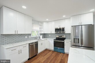9900 Kingsbridge Dr, Unit 5 in Fairfax, VA - Building Photo - Building Photo