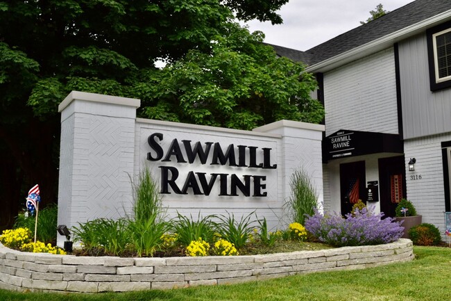 Reserve at Sawmill Ravine Townhomes & Gardens in Dublin, OH - Building Photo - Building Photo