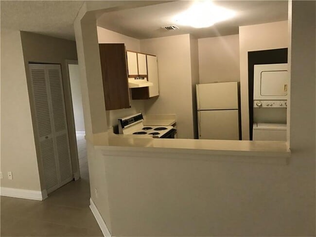 3421 NW 44th St, Unit # 103 in Lauderdale Lakes, FL - Building Photo - Building Photo