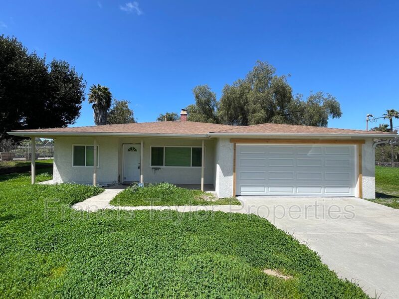 525 Smilax Rd in Vista, CA - Building Photo