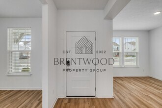 7237 Gln Pk Wy in Indianapolis, IN - Building Photo - Building Photo