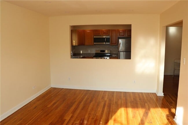 property at 921 E 86th St