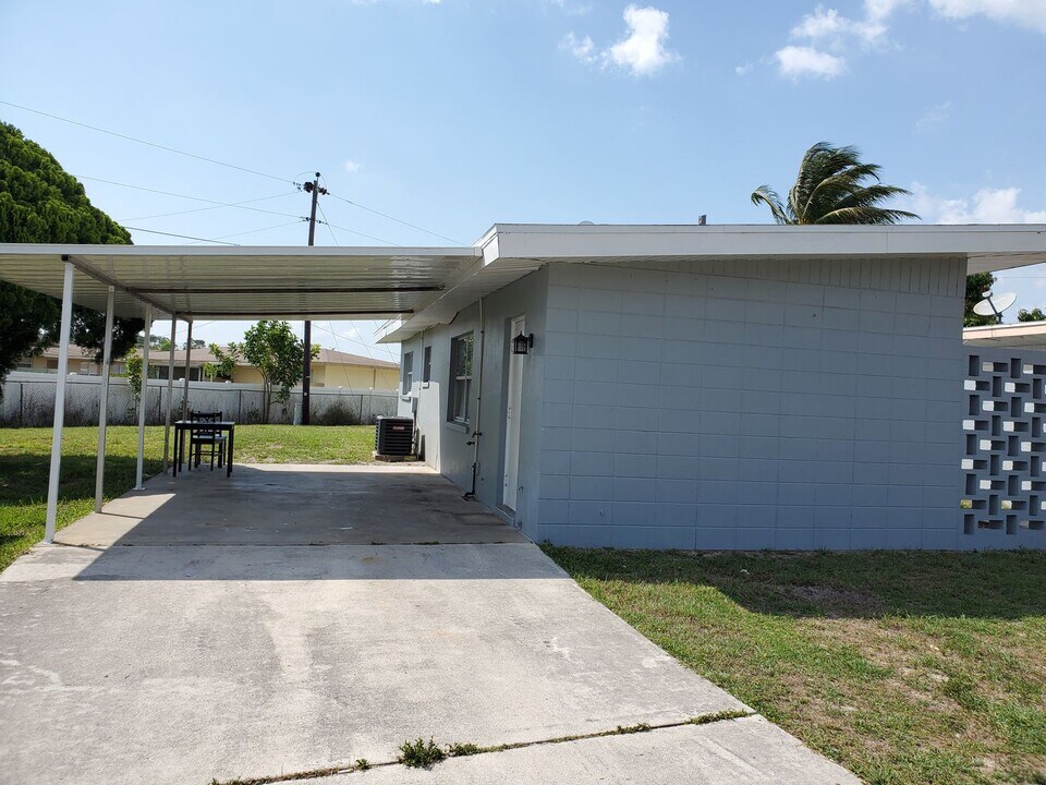 43 Vineyard St in Lehigh Acres, FL - Building Photo